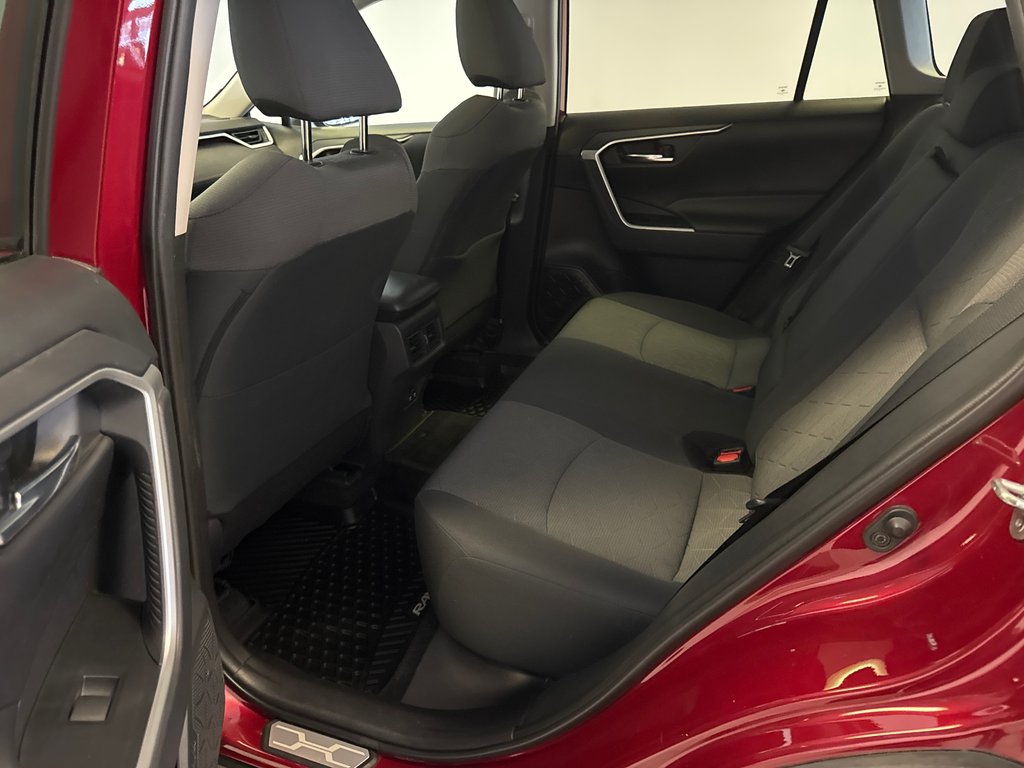 2020 Toyota RAV4 XLE FWD *TRÈS BEAU VÉHICULE* in Richmond, Quebec - 17 - w1024h768px