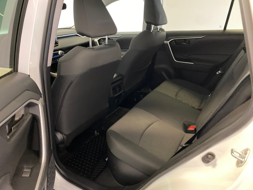 2021 Toyota RAV4 Hybrid LE *GARANTIE PROLONGÉE* in Richmond, Quebec - 16 - w1024h768px