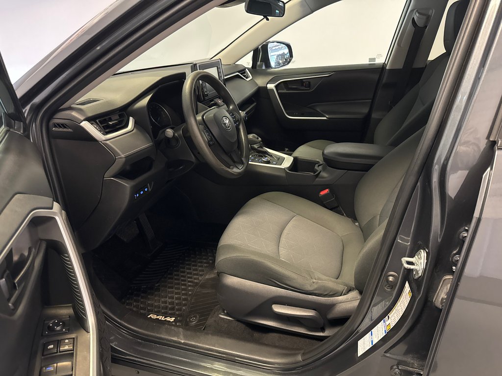 2022 Toyota RAV4 Hybrid LE AWD *TRÈS BEAU VÉHICULE* in Richmond, Quebec - 15 - w1024h768px
