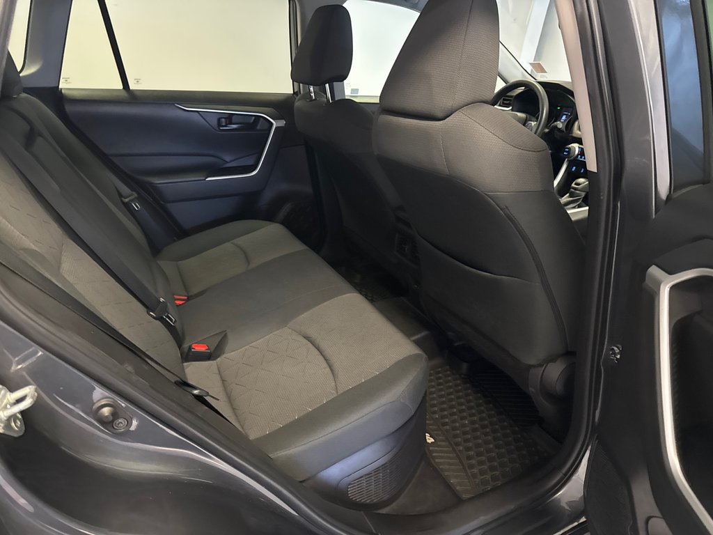 2022 Toyota RAV4 Hybrid LE AWD *TRÈS BEAU VÉHICULE* in Richmond, Quebec - 18 - w1024h768px