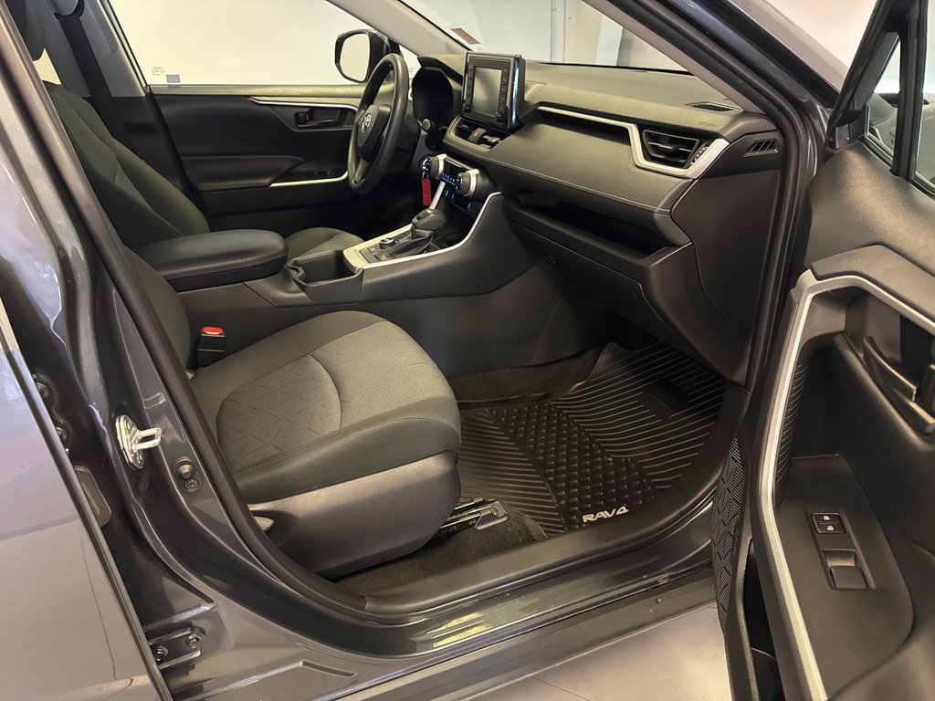 2022 Toyota RAV4 Hybrid LE AWD *TRÈS BEAU VÉHICULE* in Richmond, Quebec - 19 - w1024h768px