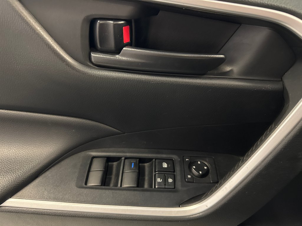 2022 Toyota RAV4 Hybrid LE AWD *TRÈS BEAU VÉHICULE* in Richmond, Quebec - 30 - w1024h768px