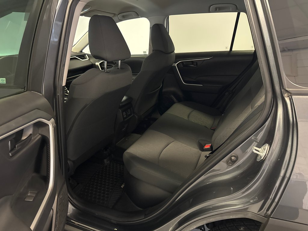 2022 Toyota RAV4 Hybrid LE AWD *TRÈS BEAU VÉHICULE* in Richmond, Quebec - 16 - w1024h768px