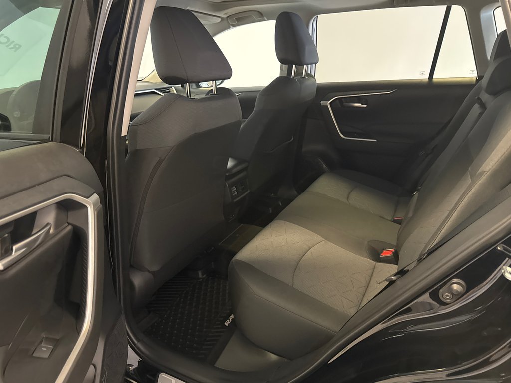 2025 Toyota RAV4 XLE AWD *RABAIS DÉMO* in Richmond, Quebec - 17 - w1024h768px