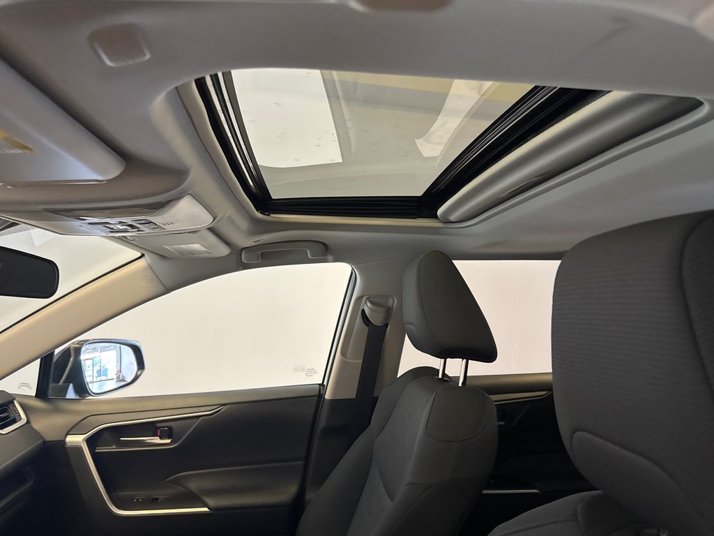 2025 Toyota RAV4 XLE AWD *RABAIS DÉMO* in Richmond, Quebec - 15 - w1024h768px