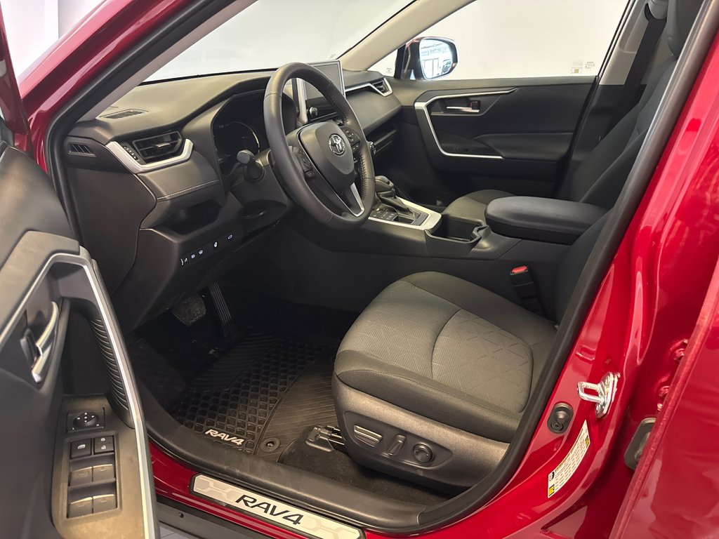 Toyota RAV4 XLE AWD *BAS KILO + BALANCE DE GARANTIE PROLONGÉE* 2025 à Richmond, Québec - 16 - w1024h768px