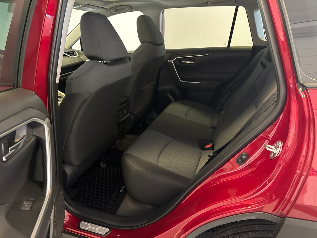 Toyota RAV4 XLE AWD *BAS KILO + BALANCE DE GARANTIE PROLONGÉE* 2025 à Richmond, Québec - 17 - w1024h768px