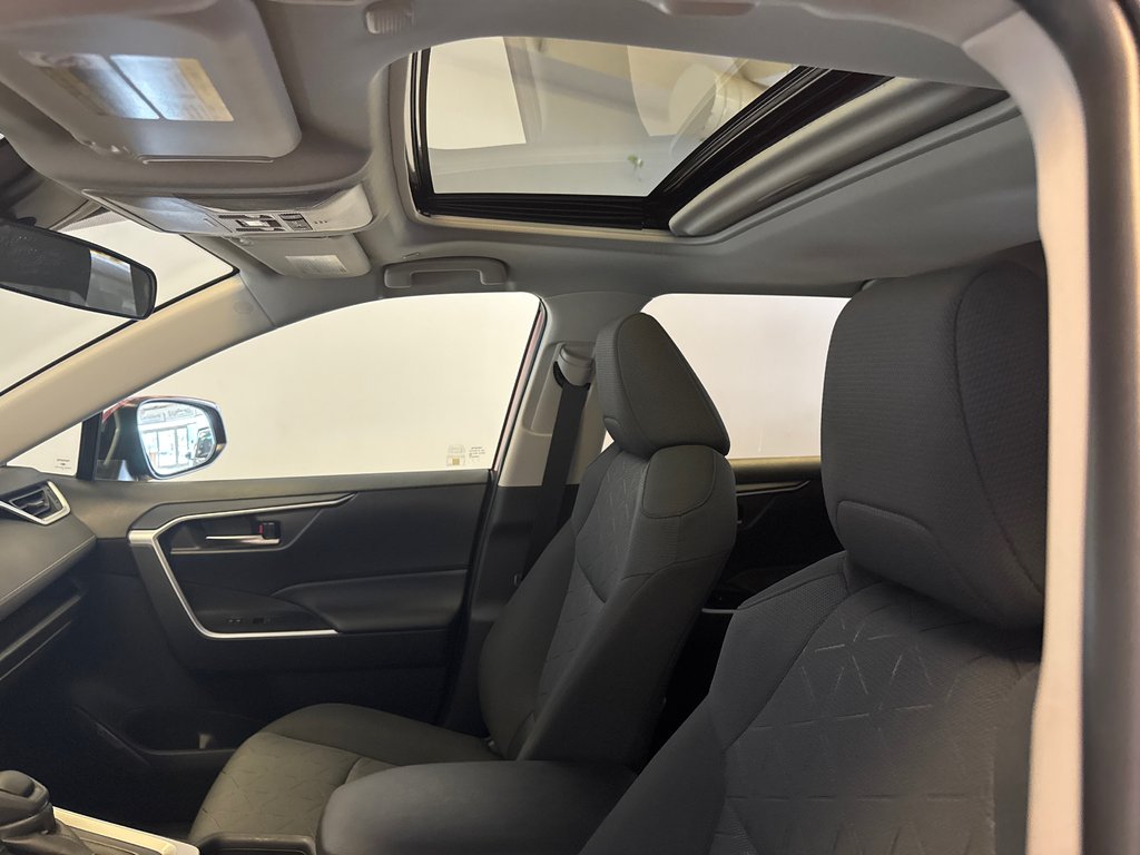 Toyota RAV4 XLE AWD *BAS KILO + BALANCE DE GARANTIE PROLONGÉE* 2025 à Richmond, Québec - 15 - w1024h768px