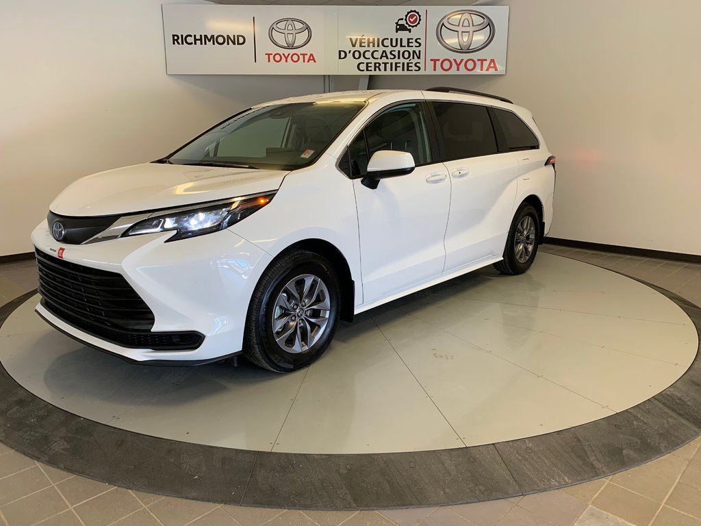 2024  Sienna Hybrid LE  8-PASS in Richmond, Quebec - 2 - w1024h768px