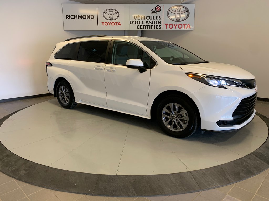 2024  Sienna Hybrid LE  8-PASS in Richmond, Quebec - 12 - w1024h768px