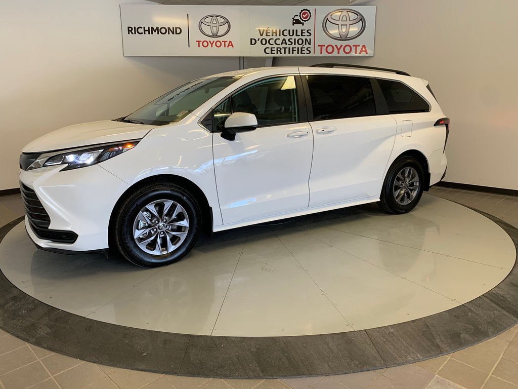 2024  Sienna Hybrid LE  8-PASS in Richmond, Quebec - 3 - w1024h768px