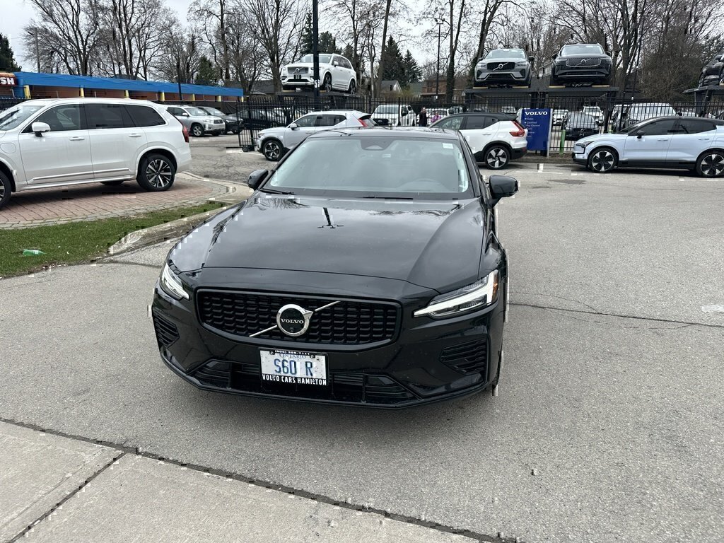 2025 Volvo S60 Plug-In Hybrid Ultra Dark Theme-3