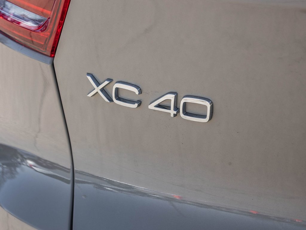 2025 Volvo XC40 Plus Dark Theme-6