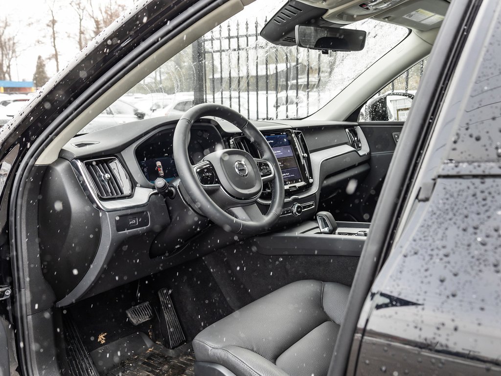 2025 Volvo XC60 Plus Dark Theme-6