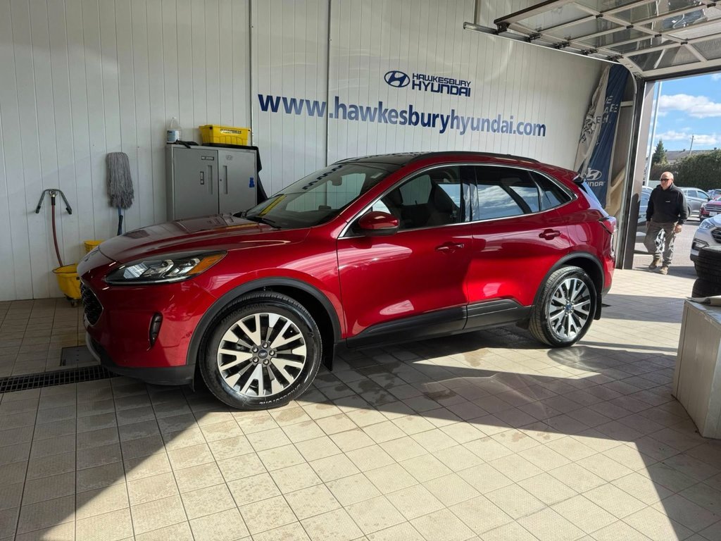 2020 Ford Escape Titanium Hybrid in Hawkesbury, Ontario - 3 - w1024h768px