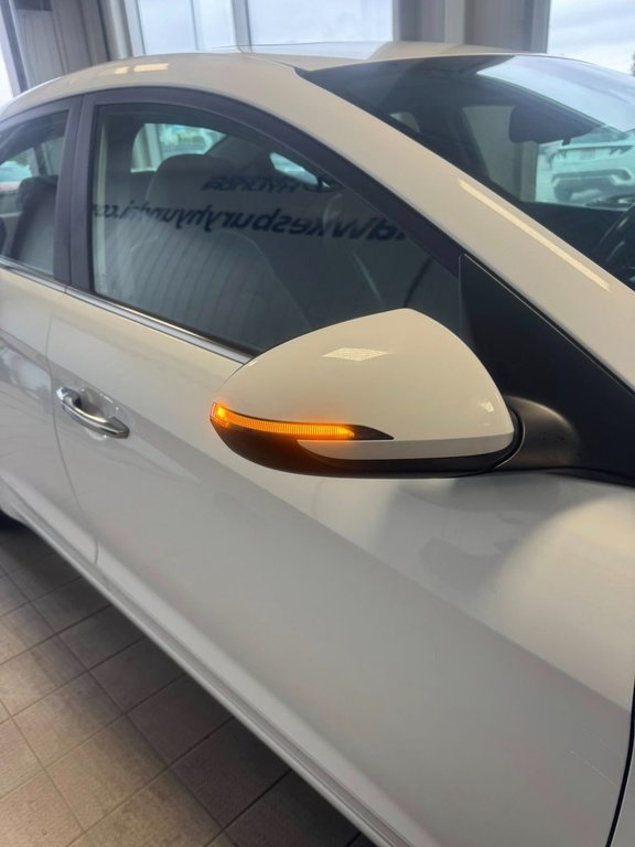 2020 Hyundai Elantra Luxury in Hawkesbury, Ontario - 11 - w1024h768px