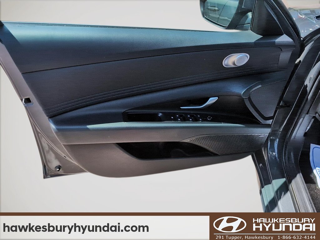 2025 Hyundai Elantra Luxury in Hawkesbury, Ontario - 11 - w1024h768px