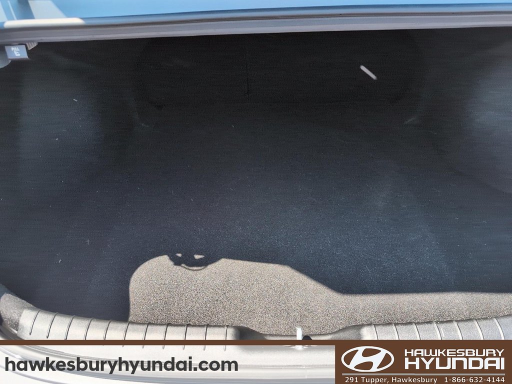 2025 Hyundai Elantra Luxury in Hawkesbury, Ontario - 6 - w1024h768px