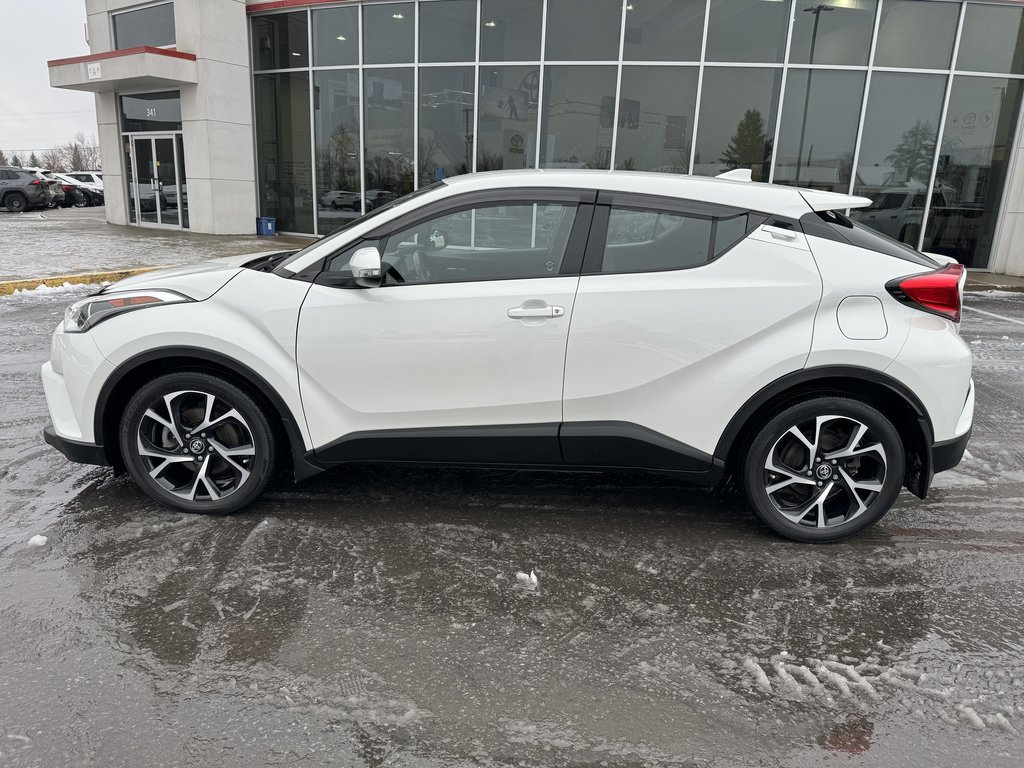 2018  C-HR XLE PREMIUM MAGS ONE OWNER PUSH START in Hawkesbury, Ontario - 2 - w1024h768px