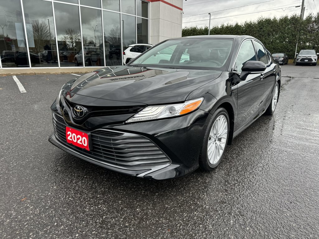2020  Camry XLE 4CYL NAVIGATION LEATHER LOW KM MAGS SUNROOF in Hawkesbury, Ontario - 1 - w1024h768px