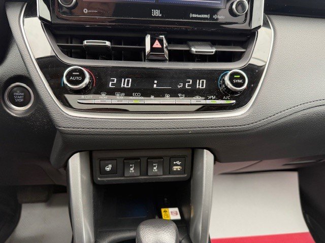 2022 Toyota COROLLA CROSS XLE in Hawkesbury, Ontario - 15 - w1024h768px