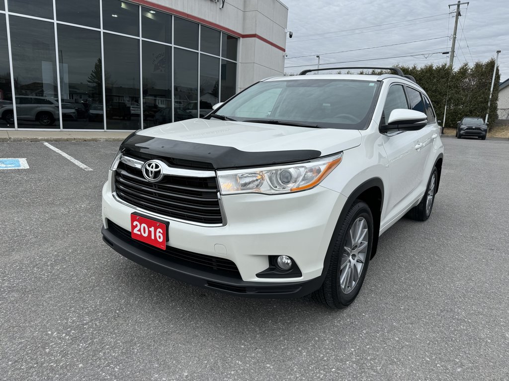 Highlander XLE AWD ROOF MAGS LEATHER NAV ONE OWNER 8 PASS 2016 à Hawkesbury, Ontario - 1 - w1024h768px