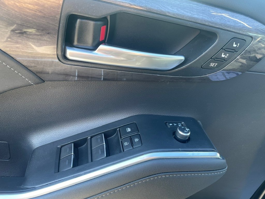 2023 Toyota Highlander Hybrid Limited in Hawkesbury, Ontario - 10 - w1024h768px