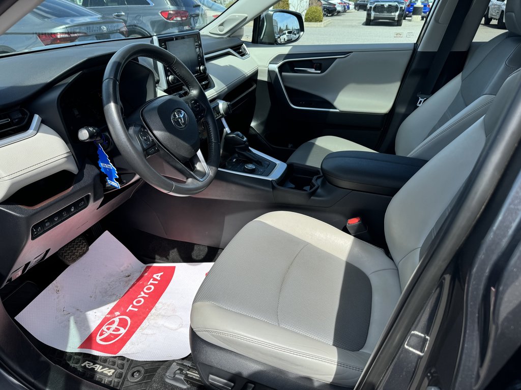 2019  RAV4 LIMITED AWD ONE OWNER LEATHER NAV ROOF MAGS in Hawkesbury, Ontario - 11 - w1024h768px