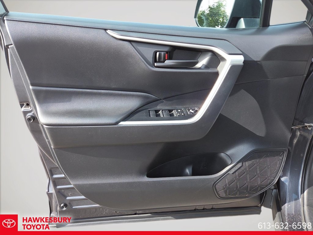 2020 Toyota RAV4 LE in Hawkesbury, Ontario - 13 - w1024h768px