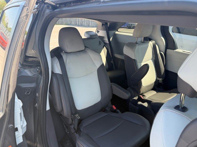 2021 Toyota Sienna XSE FWD in Hawkesbury, Ontario - 13 - w1024h768px