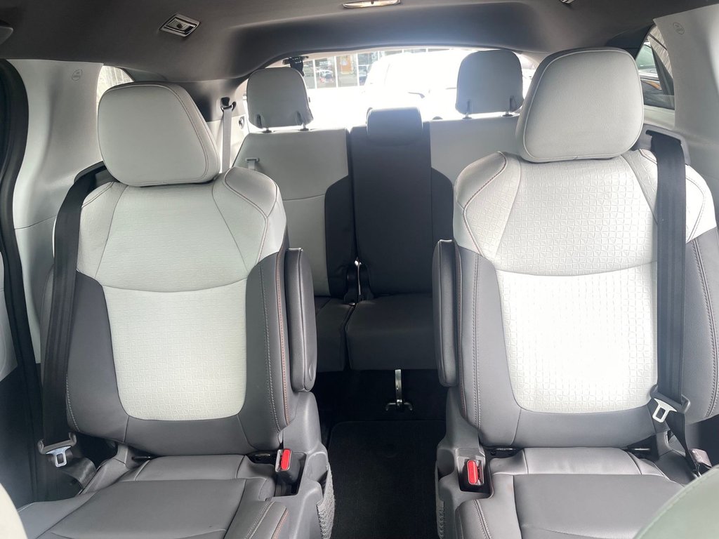 2021 Toyota Sienna XSE FWD in Hawkesbury, Ontario - 16 - w1024h768px