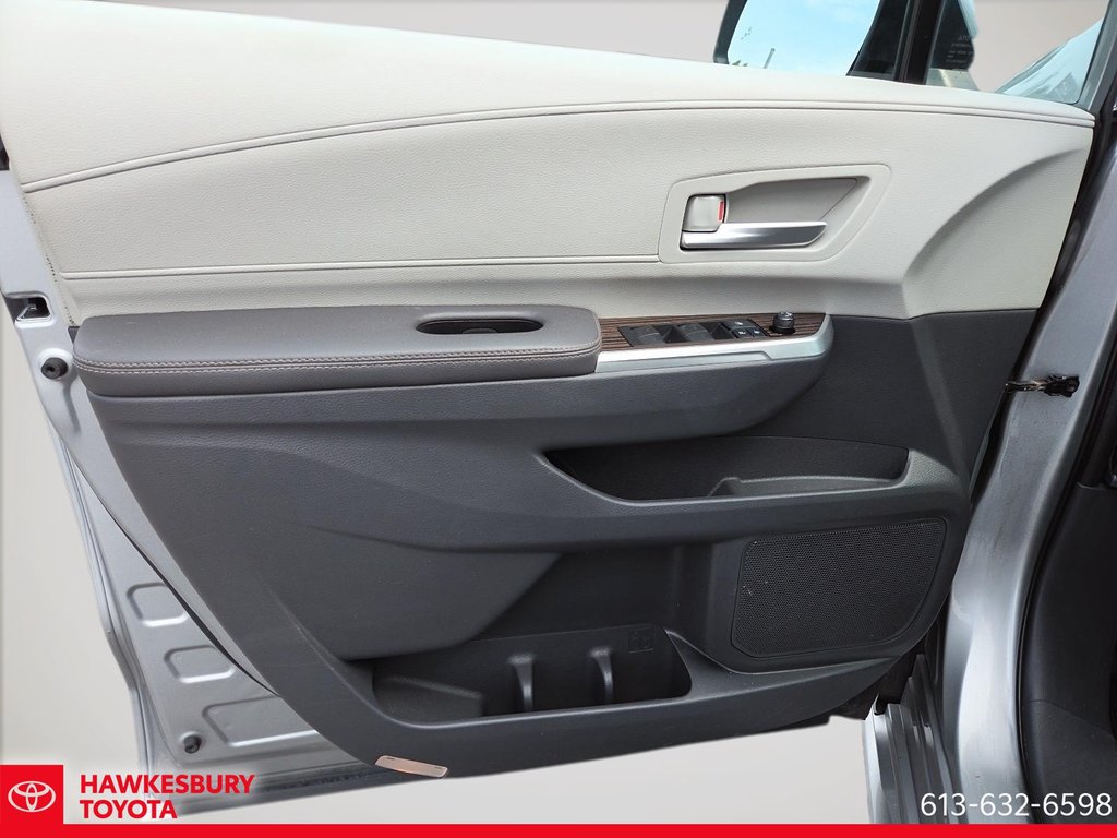 2022 Toyota Sienna XLE HYBRIDE in Hawkesbury, Ontario - 13 - w1024h768px