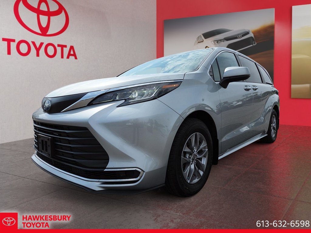 2022 Toyota Sienna XLE HYBRIDE in Hawkesbury, Ontario - 1 - w1024h768px