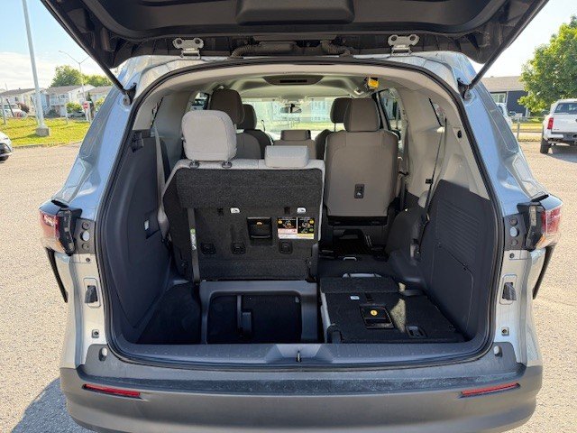 2024 Toyota Sienna FWD LE in Hawkesbury, Ontario - 9 - w1024h768px