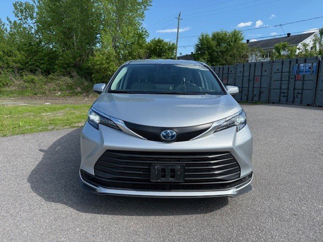 2024 Toyota Sienna FWD LE in Hawkesbury, Ontario - 2 - w1024h768px