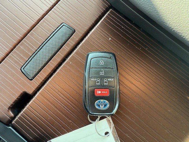 2024 Toyota Sienna FWD LE in Hawkesbury, Ontario - 19 - w1024h768px