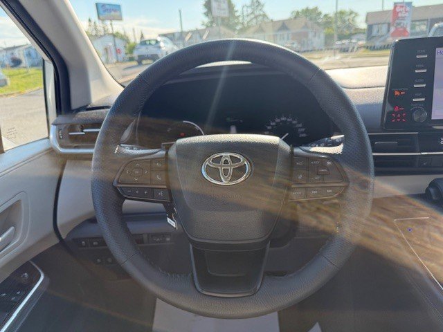 2024 Toyota Sienna FWD LE in Hawkesbury, Ontario - 11 - w1024h768px