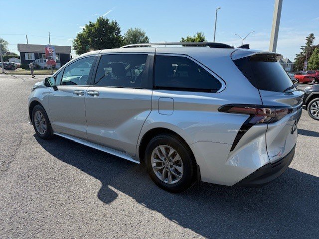 2024 Toyota Sienna FWD LE in Hawkesbury, Ontario - 3 - w1024h768px