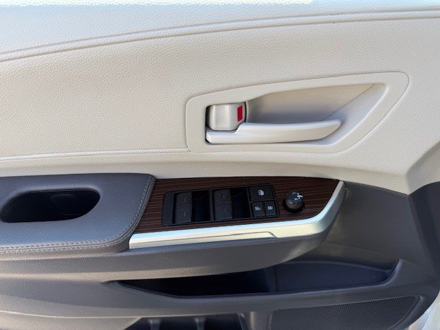 2024 Toyota Sienna FWD LE in Hawkesbury, Ontario - 13 - w1024h768px