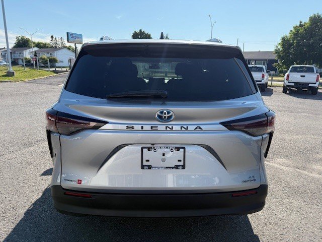 2024 Toyota Sienna FWD LE in Hawkesbury, Ontario - 4 - w1024h768px