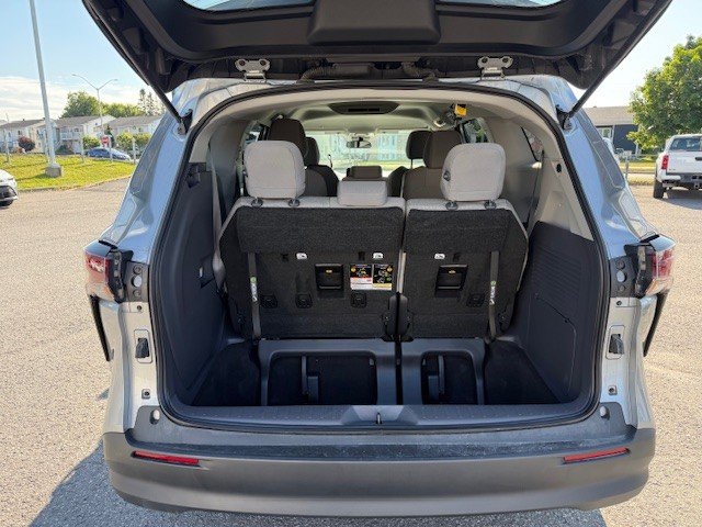2024 Toyota Sienna FWD LE in Hawkesbury, Ontario - 8 - w1024h768px
