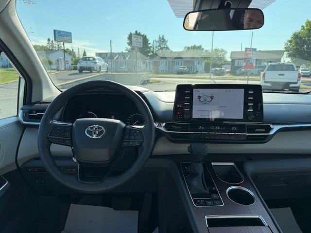 2024 Toyota Sienna FWD LE in Hawkesbury, Ontario - 10 - w1024h768px