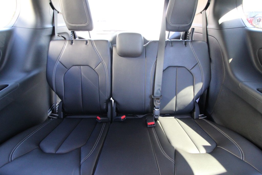 2025 Chrysler Pacifica SELECT AWD in St. John's, Newfoundland and Labrador - 8 - w1024h768px