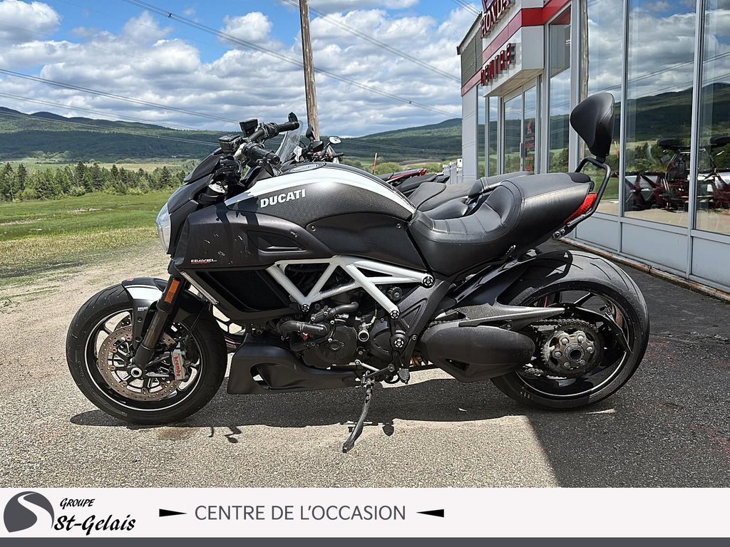 2015-2022 Ducati Diavel  2015 à La Malbaie, Québec - 1 - w1024h768px