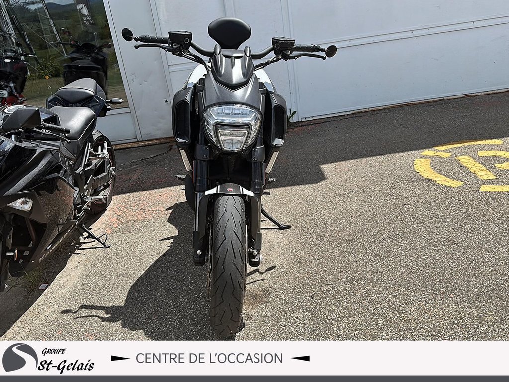 2015-2022 Ducati Diavel  2015 à La Malbaie, Québec - 2 - w1024h768px