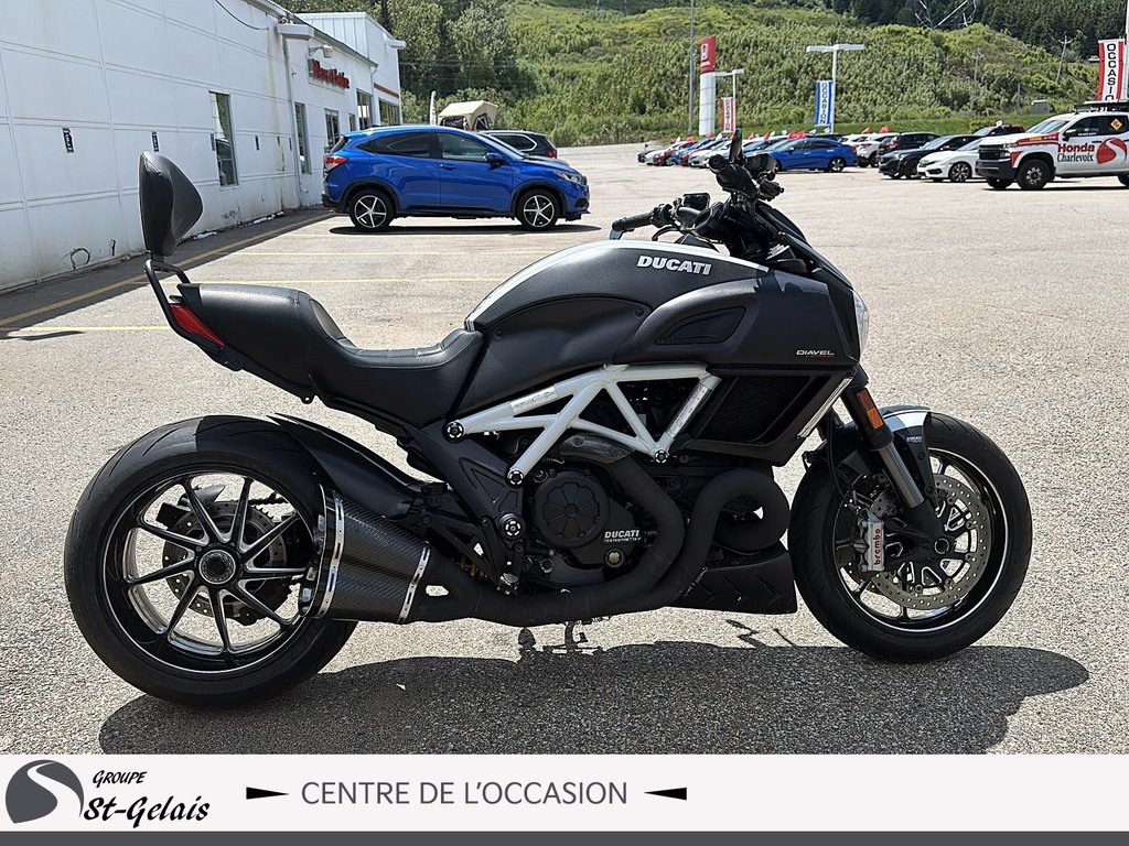 2015-2022 Ducati Diavel  2015 à La Malbaie, Québec - 3 - w1024h768px