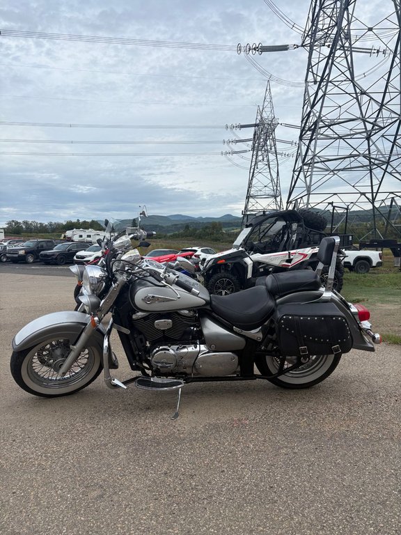Suzuki VL800  2003 à La Malbaie, Québec - 5 - w1024h768px