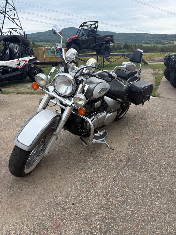 Suzuki VL800  2003 à La Malbaie, Québec - 1 - w1024h768px