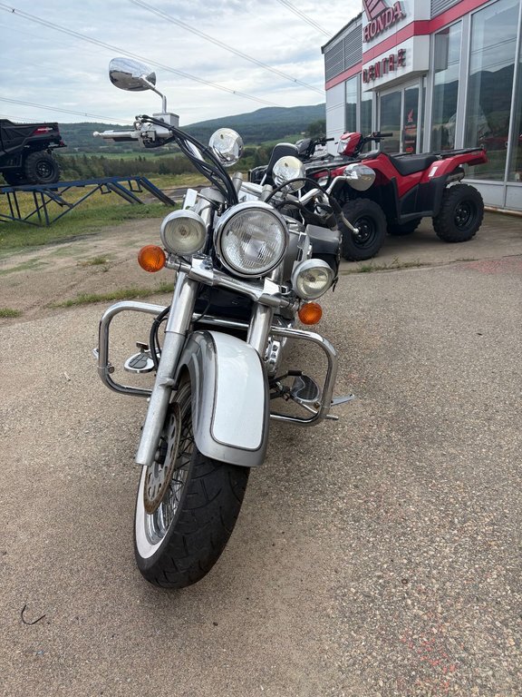 Suzuki VL800  2003 à La Malbaie, Québec - 2 - w1024h768px