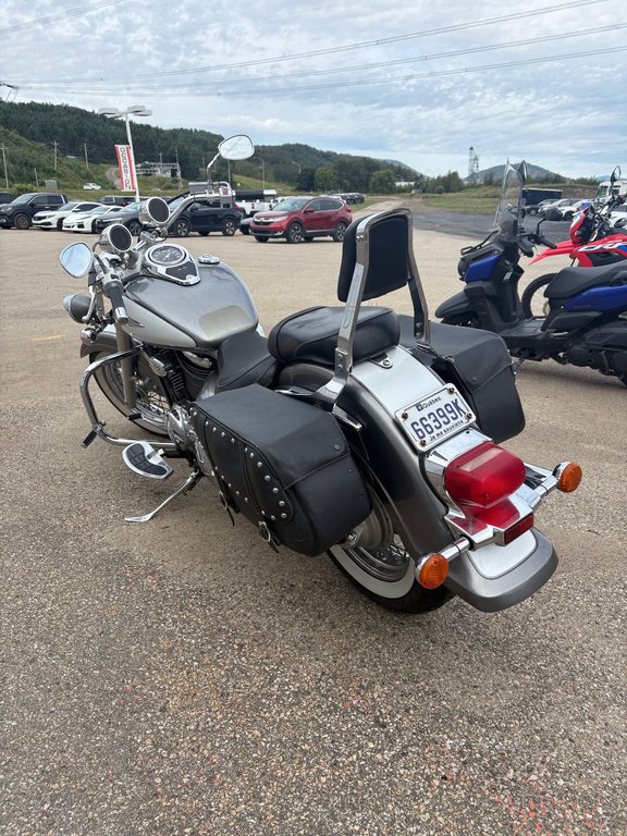 Suzuki VL800  2003 à La Malbaie, Québec - 4 - w1024h768px